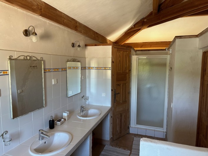 Location de vacances - Gîte à Saint-Mathieu-de-Tréviers - Salle de bain attenante à la chambre de l'étage