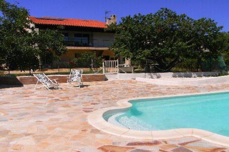 Location de vacances - Villa à La Seyne-sur-Mer - Espace piscine clôturé, maison au fond