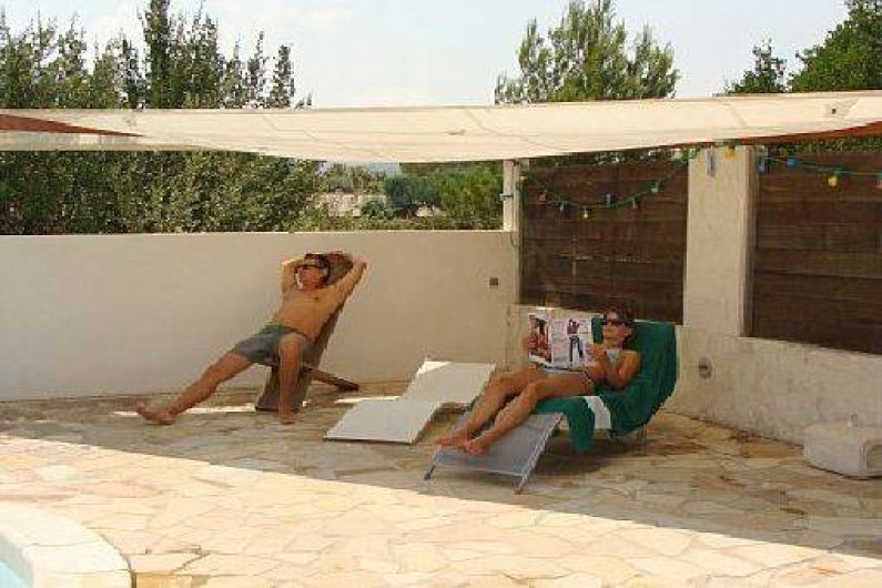 Location de vacances - Villa à La Seyne-sur-Mer - Voile d'ombrage à l'espace piscine