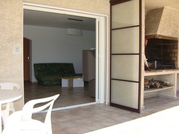 Location de vacances - Villa à La Seyne-sur-Mer - Terrasse ombragée avec table extérieure & BBQ