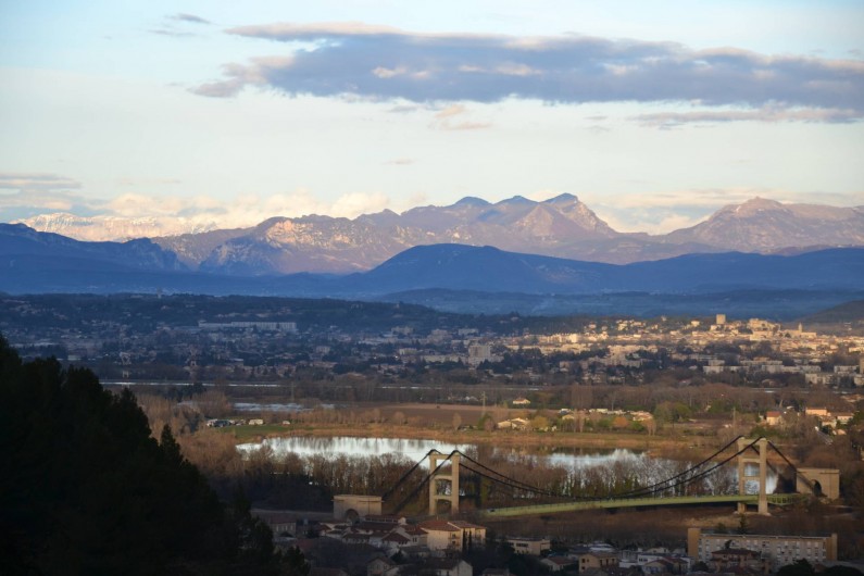 Location de vacances - Appartement à Le Teil - Vue de la maison et piscine
