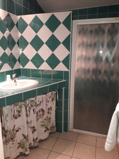 Location de vacances - Chambre d'hôtes à Divajeu - salle d'eau "les colombes "