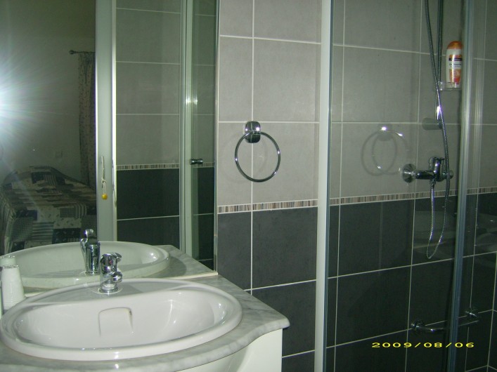 Location de vacances - Chambre d'hôtes à Divajeu - salle d'eau "les hirondelles"