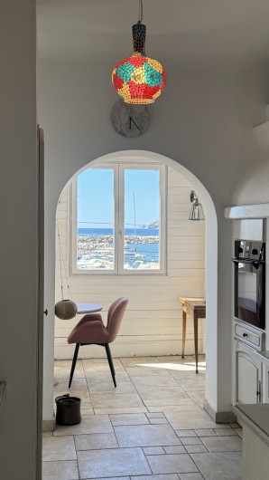 Location de vacances - Villa à Marseille - cuisine et salle à manger à l'étage