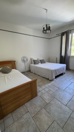 Location de vacances - Villa à Marseille - chambre double /triple à l'étage