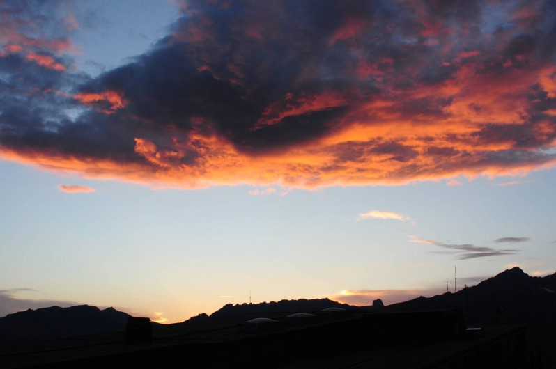 Location de vacances - Studio à Les Arcs - Couché de soleil sur la chaîne du Beaufortin vu de l'appartement