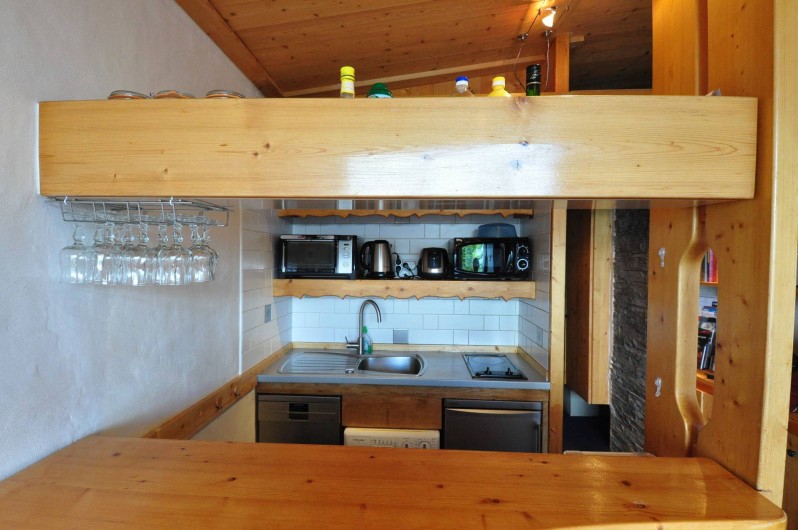 Location de vacances - Studio à Les Arcs - Cuisine; Plaque vitro-céramique, four, micro-ondes, laves vaisselle et linge
