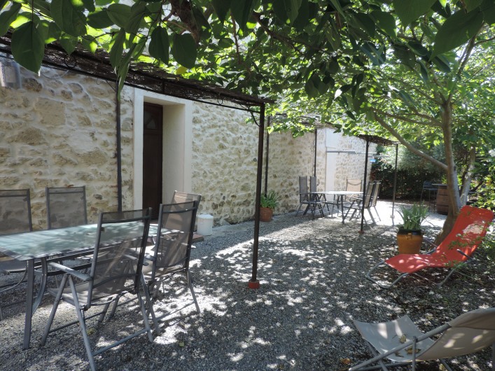 Location de vacances - Gîte à Sallèles-d'Aude - Jardin avec coin repas et détente