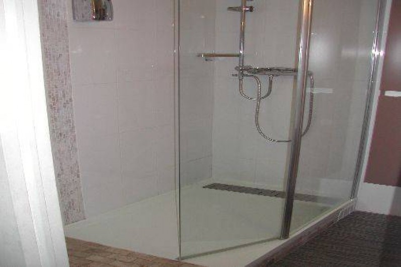 Location de vacances - Villa à Piriac-sur-Mer - Salle d'eau (douche à l'italienne, vasque, rangements + W.C.)