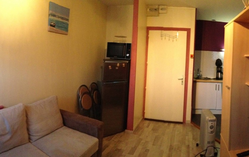 Location de vacances - Appartement à Fort-Mahon-Plage - pièce à vivre avec vue sur la porte d'entrée