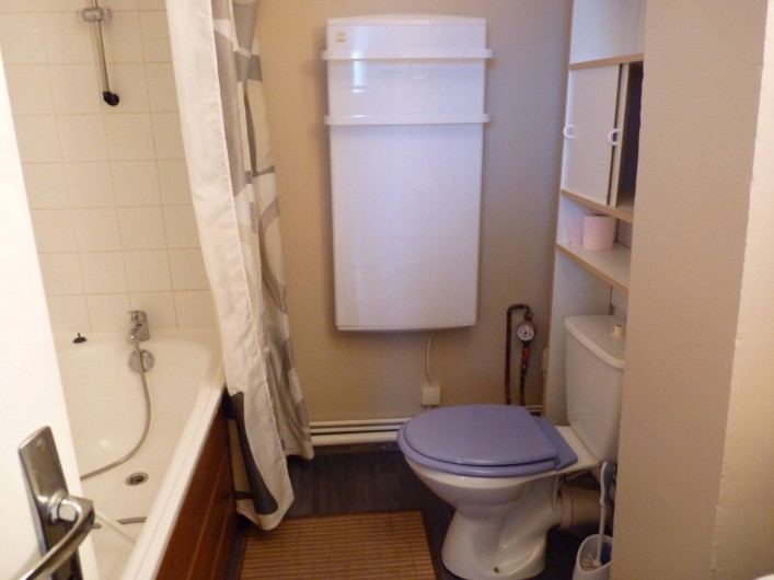 Location de vacances - Appartement à Fort-Mahon-Plage - salle de bain avec baignoire, WC et lavabo