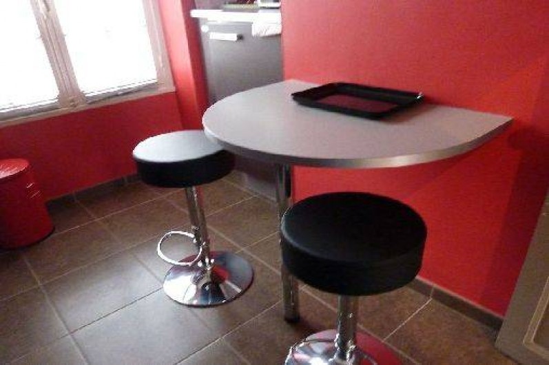 Location de vacances - Appartement à Saint-Malo - Cuisine donnant sur terrasse Four micro-onde Réfrigérateur