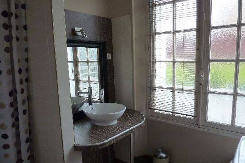 Location de vacances - Appartement à Saint-Malo - Salle d'eau vasque , lave -linge, séchoir à cheveux