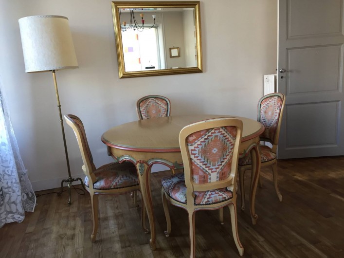 Location de vacances - Appartement à Saint-Malo - Table de salle à manger ds le séjour