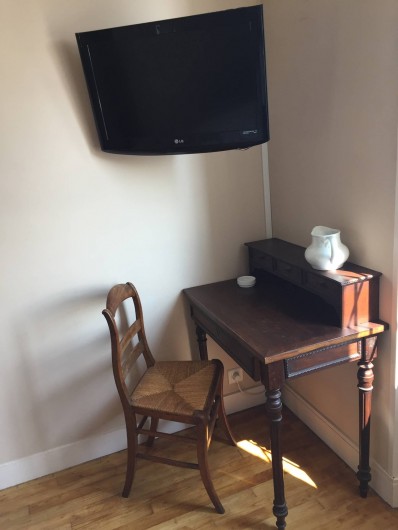 Location de vacances - Appartement à Saint-Malo - Chambre 1 petit bureau et téléviseur LG 70cm