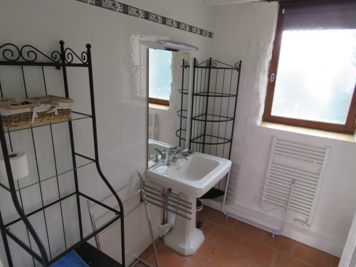 Location de vacances - Gîte à Justian - 1èere salle de bains au rez-de chaussée dans gîte D'Artagnan...