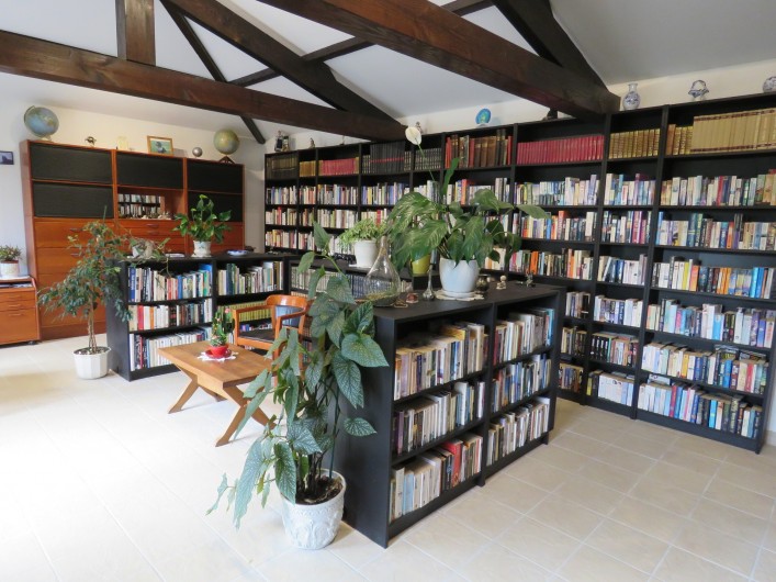 Location de vacances - Gîte à Justian - La bibliothèque avec plus de 3000 livres en Français et Anglais.