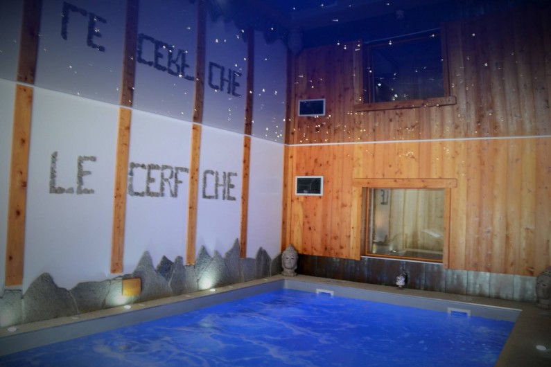Location de vacances - Chambre d'hôtes à La Salle-les-Alpes - La piscine intérieure  chauffée balnéo comprise dans le tarif