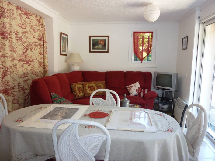 Location de vacances - Appartement à Sainte-Maxime - Salle à manger et salon avec télévision