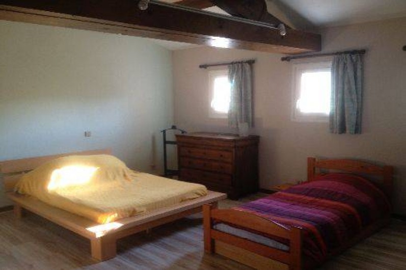 Location de vacances - Villa à Cruas - Ch L'olivier à l'étage Lit 140 draps fournis avec placards. Bureau, lit 90&BZ