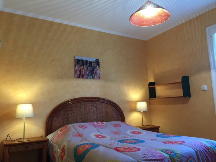 Location de vacances - Villa à Cruas - Chambre Le Tilleul lit 140 draps fournis avec grand placards.
