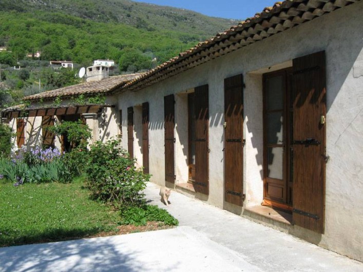 Location de vacances - Appartement à Gattières - Vue jardin et montagne