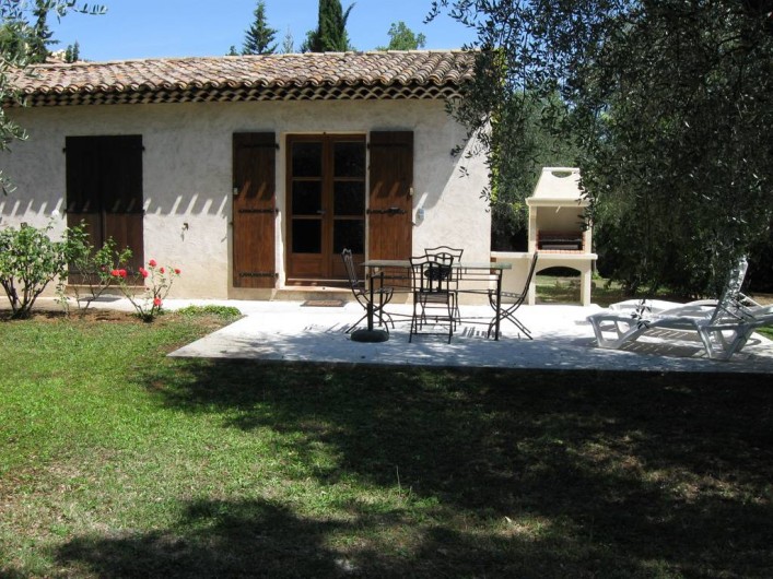Location de vacances - Appartement à Gattières - Terrasse avec table à manger, transats et barbecue