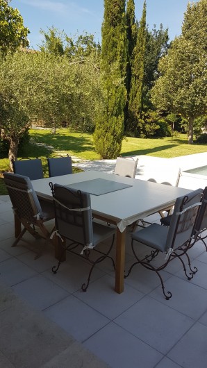 Location de vacances - Mas à L'Isle-sur-la-Sorgue - Table près du Pool House