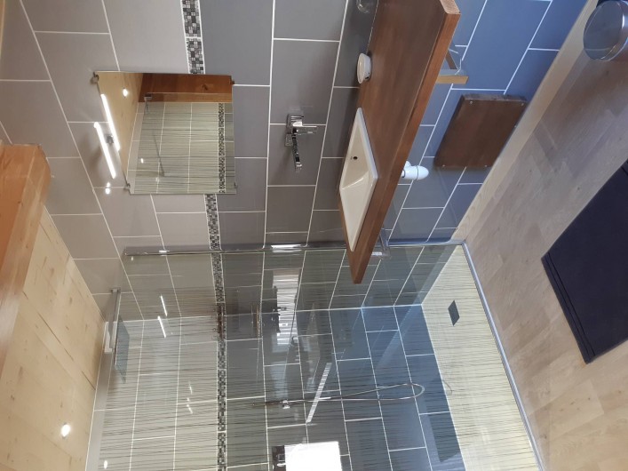 Location de vacances - Chambre d'hôtes à Septmoncel - Salle de bains chambre étage douce à l'italienne et WC séparé