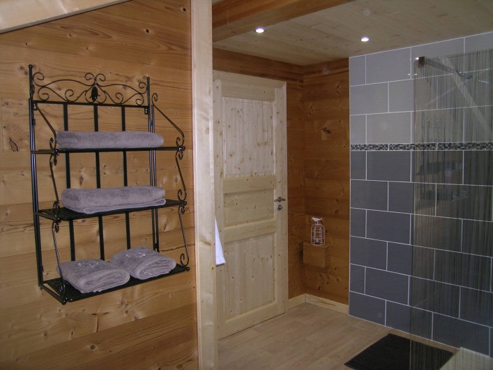 Location de vacances - Chambre d'hôtes à Septmoncel - Salle et bains chambre étage  avec linge de toilette de peignoirs fournis