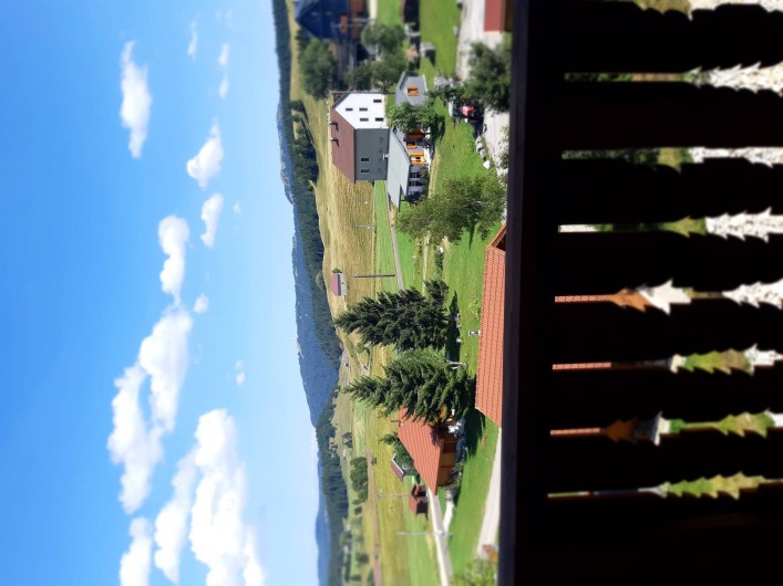 Location de vacances - Chambre d'hôtes à Septmoncel - Vue balcon de la chambre étage, vue sur Col de la Faucille