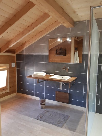 Location de vacances - Chambre d'hôtes à Septmoncel - Salle de bains chambre 2 étage douche à l'italienne  et et WC séparé