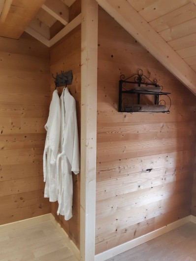 Location de vacances - Chambre d'hôtes à Septmoncel - Salle de bains chambre 2 étage avec linge de toilette de peignoirs fournis