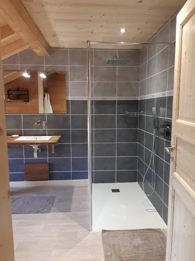 Location de vacances - Chambre d'hôtes à Septmoncel - Salle de bains chambre 2 étage douche à l'italienne