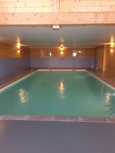 Location de vacances - Chambre d'hôtes à Septmoncel - Aux Brimbelles piscine intérieure 10m x 5m