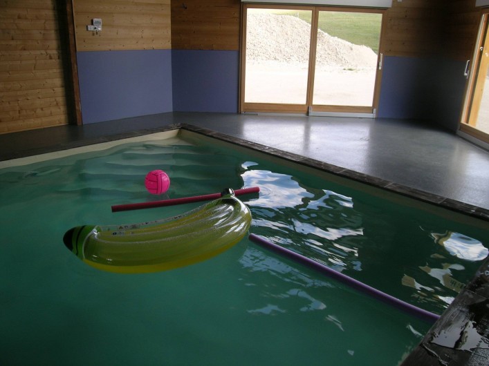 Location de vacances - Chambre d'hôtes à Septmoncel - Aux Brimbelles piscine intérieure 10m x 5m