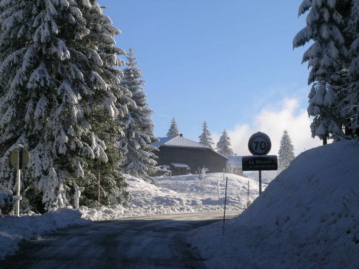 Location de vacances - Chambre d'hôtes à Septmoncel - Entrée Le Manon en hiver
