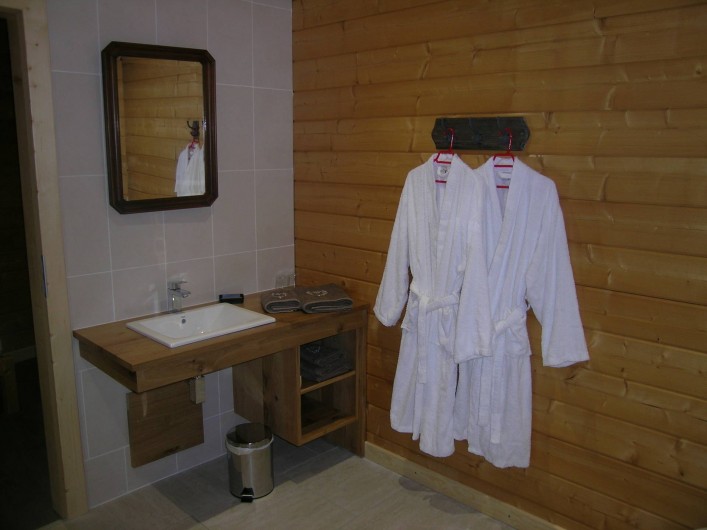 Location de vacances - Chambre d'hôtes à Septmoncel - Salle de bains chambre RDC avec douche à l'italienne