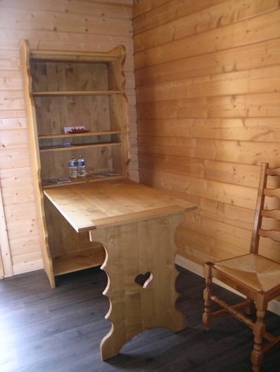 Location de vacances - Chambre d'hôtes à Septmoncel - Coin bureau avec table du berger chambre RDC