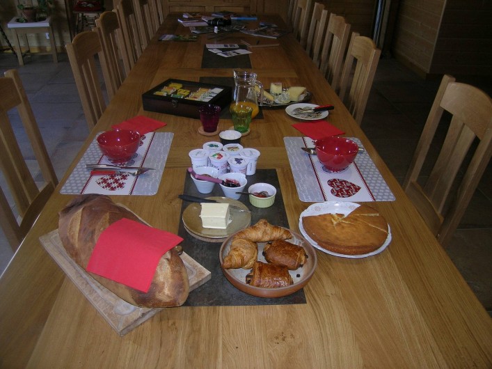 Location de vacances - Chambre d'hôtes à Septmoncel - Petit déjeuner servi à notre table dans notre salle commune