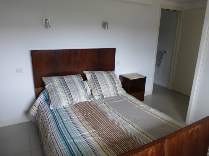 Location de vacances - Appartement à Soorts-Hossegor - appartement n°2:  chambre exposition Est avec sa salle de douche