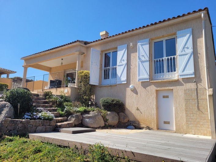 Location de vacances - Villa à Sainte-Lucie de Porto-Vecchio - Façade côté jardin vue mer avec terrasse / douche extérieure