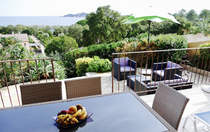 Location de vacances - Villa à Sainte-Lucie de Porto-Vecchio - terrasse / table de jardin 6 places