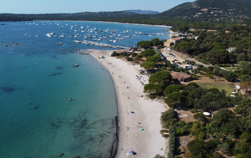 Location de vacances - Villa à Sainte-Lucie de Porto-Vecchio - Vue aérienne de la plage de Pinarello à 150 m