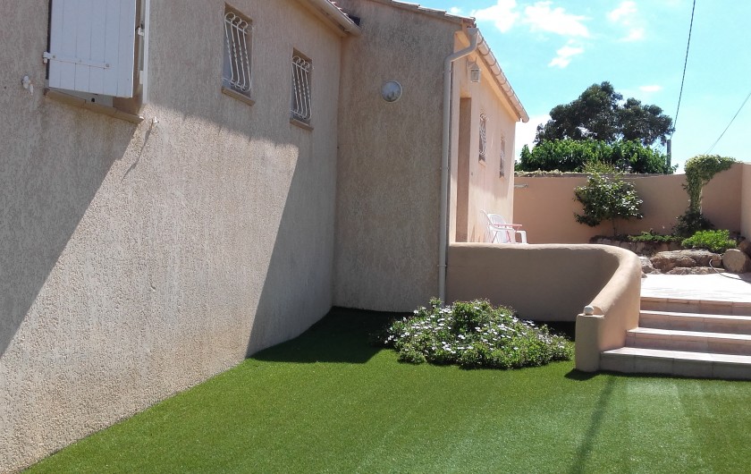 Location de vacances - Villa à Sainte-Lucie de Porto-Vecchio - Façade entrée avec jardin clôturé