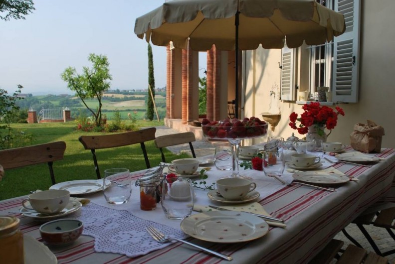 Location de vacances - Chambre d'hôtes à Govone - Petite dejeuner au jardin