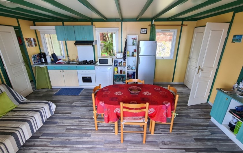 Location de vacances - Chalet à Saint-Leu - salon  et cuisine vue jardin et ocean