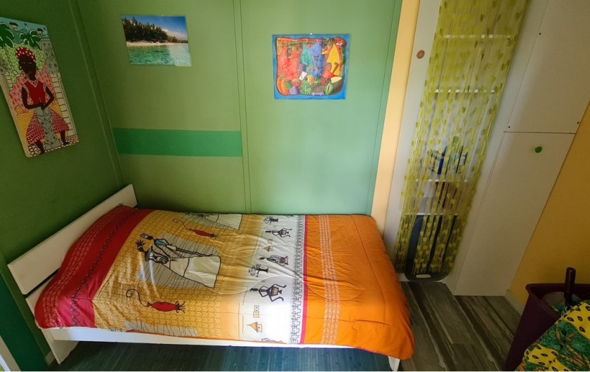 Location de vacances - Chalet à Saint-Leu - chambre  3  une personne ( lit de 90 )vue jardin