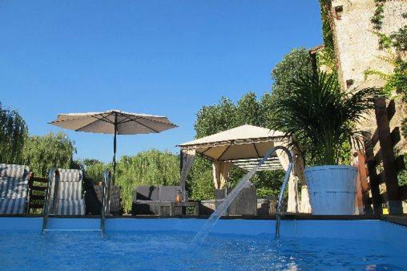 Location de vacances - Château - Manoir à Gueyze - La terrasse et la piscine