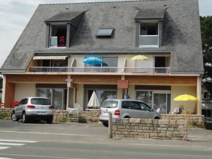 Location de vacances - Appartement à La Trinité-sur-Mer - Vue immeuble coté plage